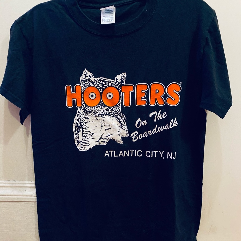 Hooters Atlantic City T-shirt